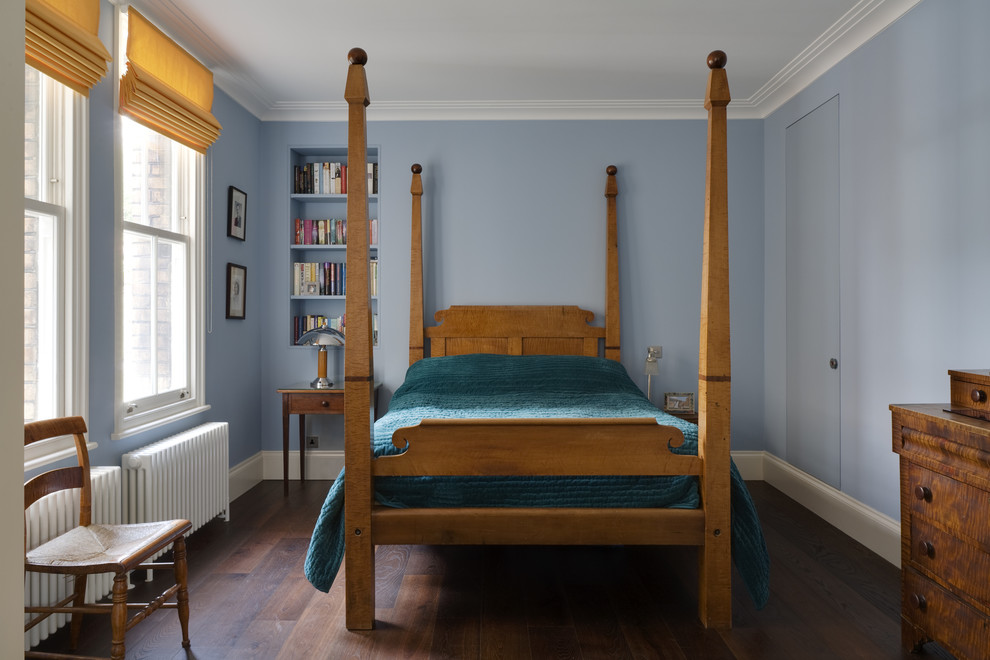 Mittelgroßes Modernes Hauptschlafzimmer mit blauer Wandfarbe, dunklem Holzboden und braunem Boden in London