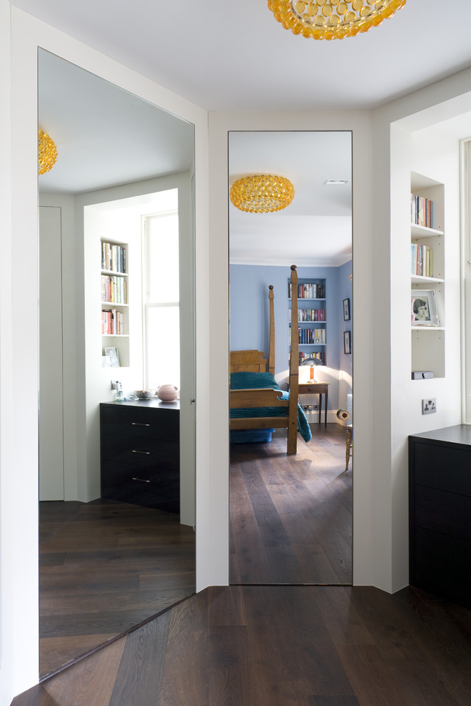 Idee per una camera matrimoniale design di medie dimensioni con pareti blu, parquet scuro e pavimento marrone