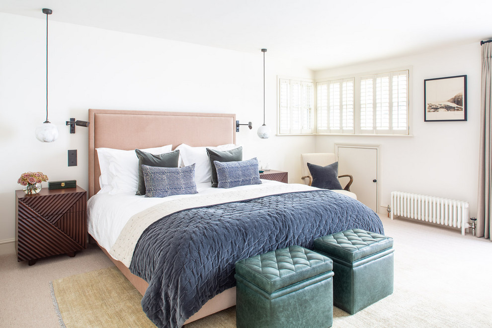 Klassisches Schlafzimmer mit weißer Wandfarbe, Teppichboden und beigem Boden in London