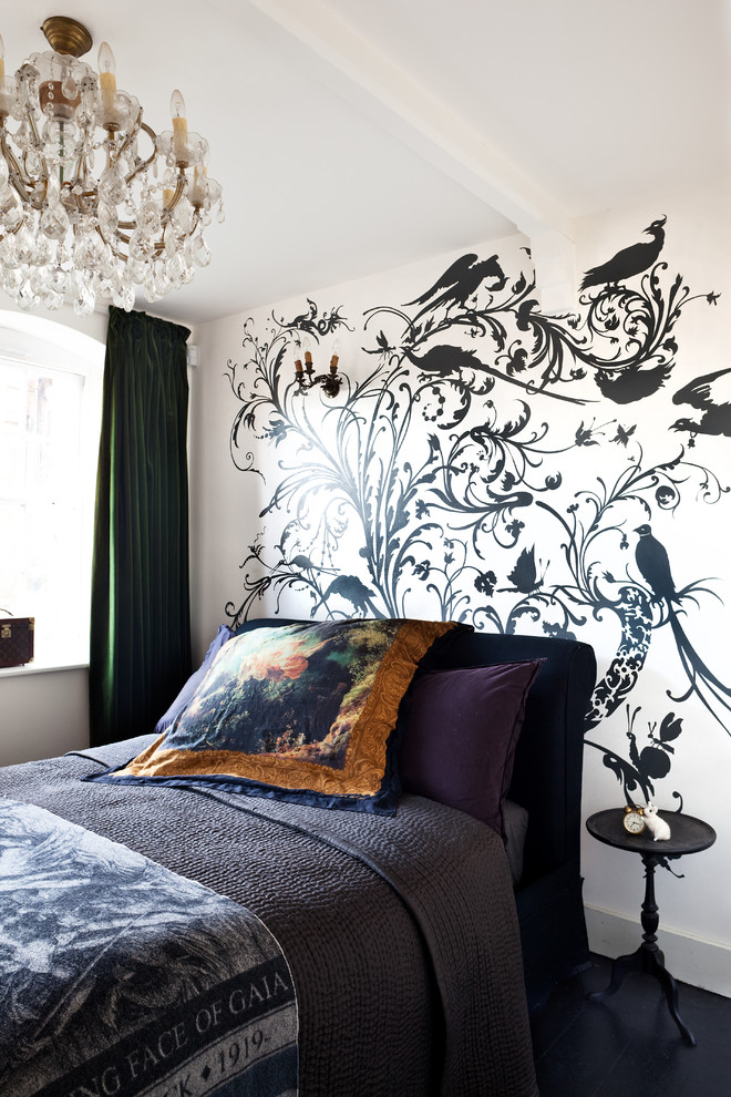 Foto på ett eklektiskt sovrum, med flerfärgade väggar