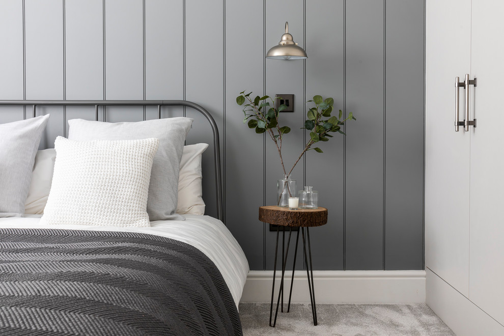 Modelo de habitación de invitados tradicional renovada pequeña con paredes grises, moqueta y suelo gris