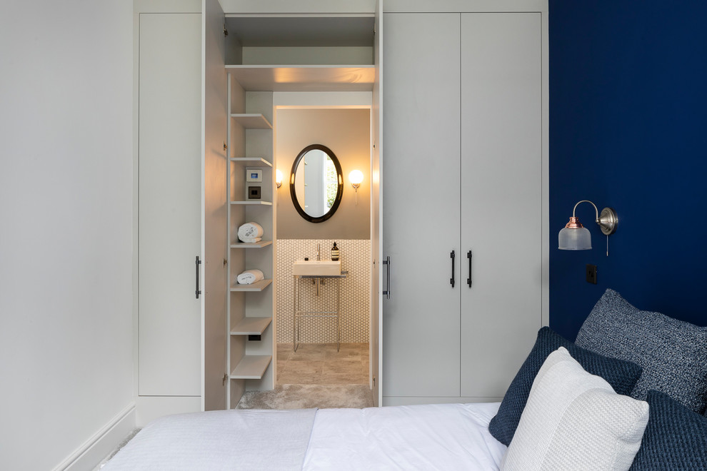 Свежая идея для дизайна: маленькая гостевая спальня (комната для гостей) в стиле неоклассика (современная классика) с ковровым покрытием, серым полом и синими стенами без камина для на участке и в саду - отличное фото интерьера