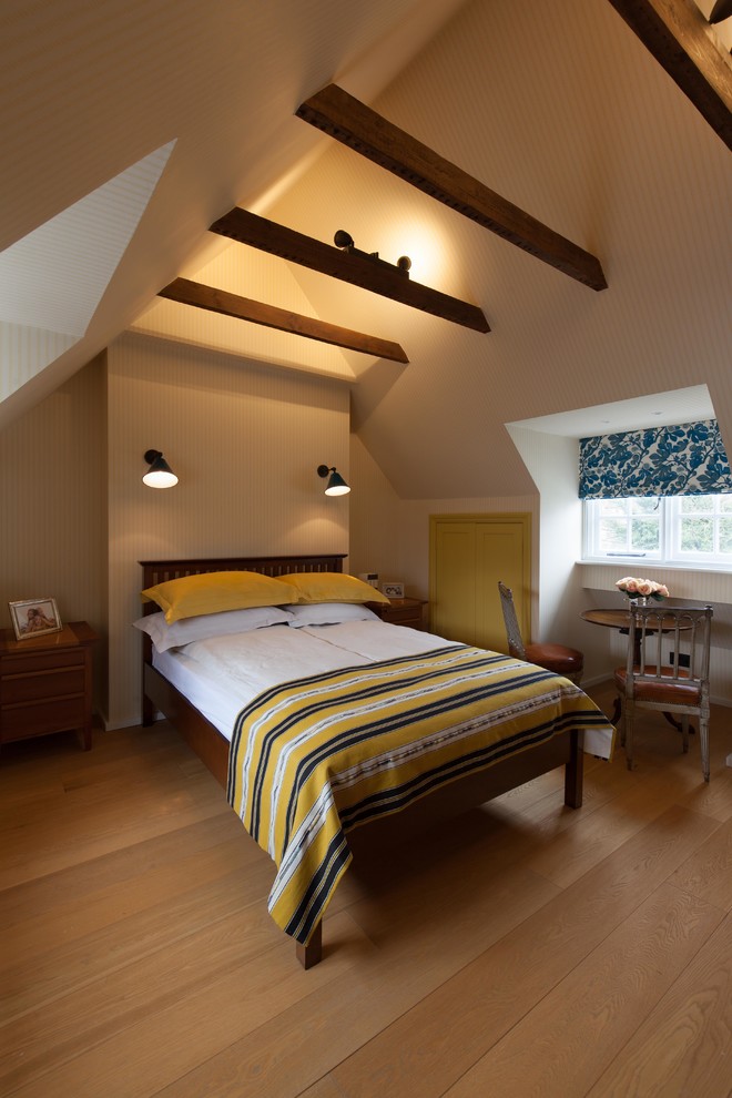 На фото: гостевая спальня среднего размера, (комната для гостей) в современном стиле с желтыми стенами, светлым паркетным полом и бежевым полом без камина