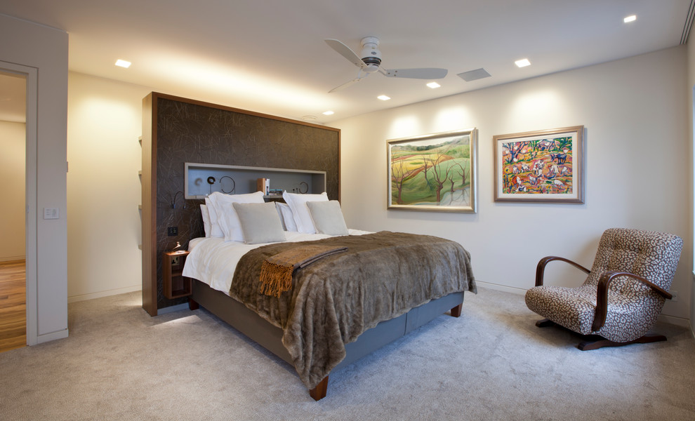 Aménagement d'une chambre avec moquette classique de taille moyenne avec un mur gris et un sol gris.
