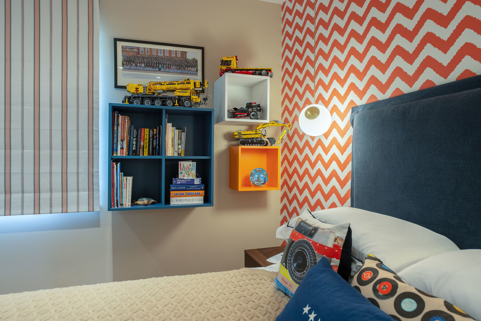 Foto di una camera da letto contemporanea di medie dimensioni con pareti beige, parquet scuro e pavimento marrone