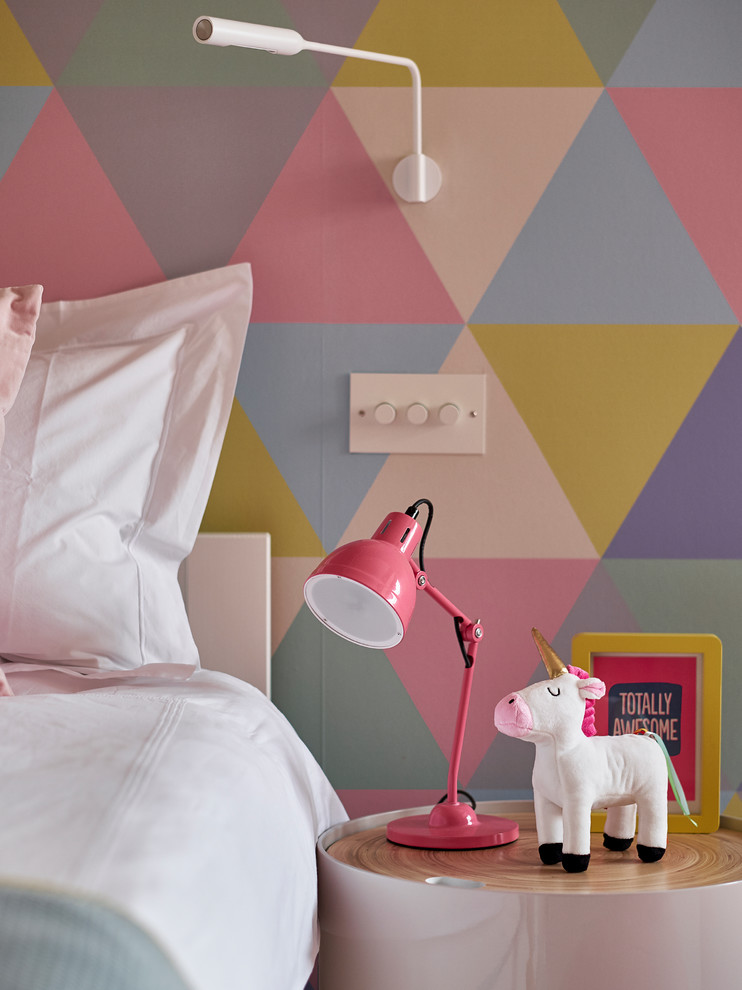 Пример оригинального дизайна: хозяйская спальня в современном стиле с ковровым покрытием
