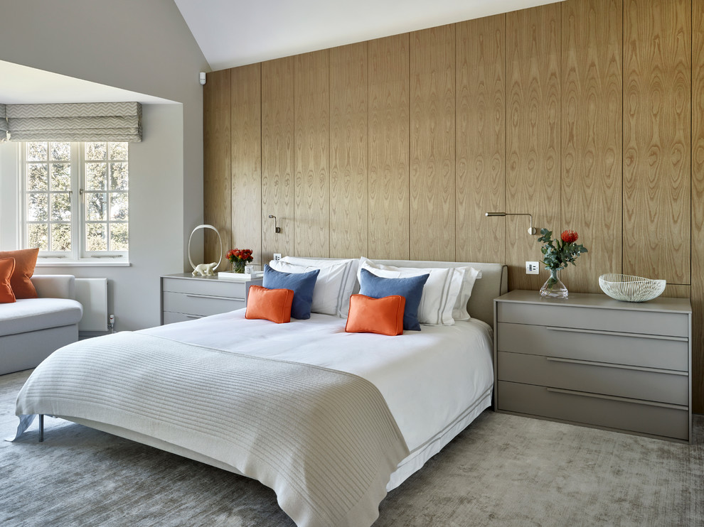 ロンドンにあるコンテンポラリースタイルのおしゃれな主寝室 (カーペット敷き、グレーの床) のレイアウト