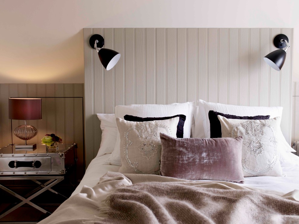 Inspiration pour une chambre parentale traditionnelle de taille moyenne avec un mur beige, parquet clair et un sol blanc.