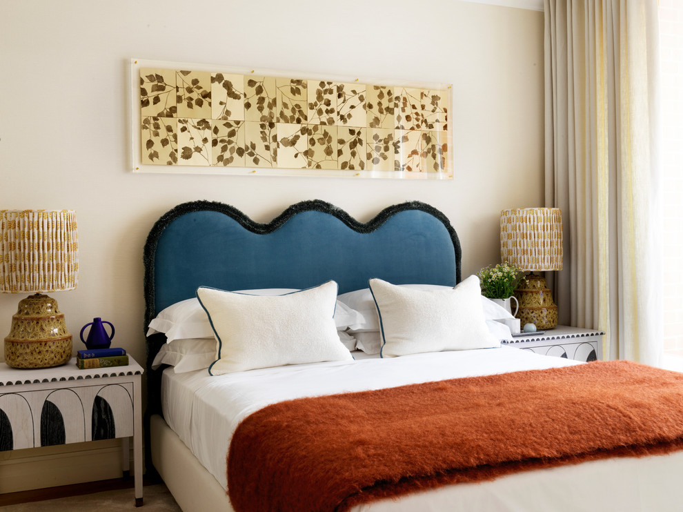Ejemplo de dormitorio principal bohemio con paredes beige