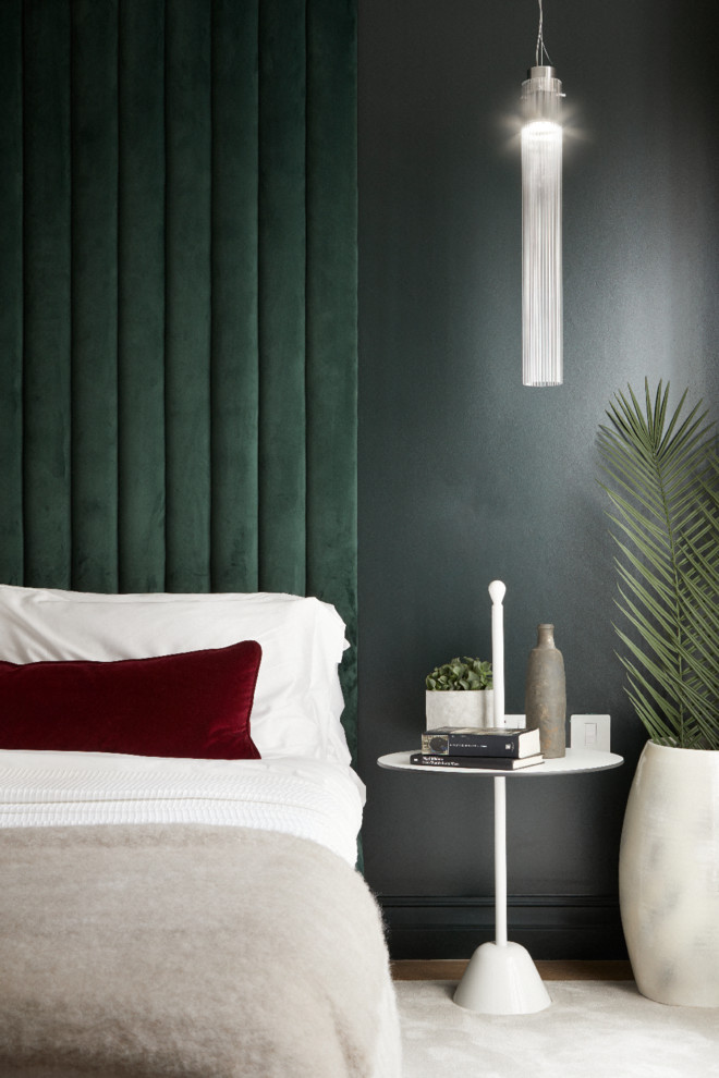 ロンドンにある広いコンテンポラリースタイルのおしゃれな主寝室 (緑の壁、カーペット敷き、暖炉なし、グレーの床)