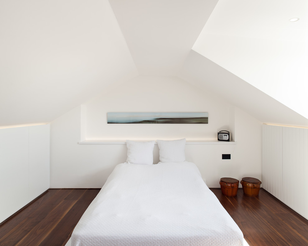 Idee per una camera da letto design di medie dimensioni con pareti bianche, parquet scuro e pavimento marrone