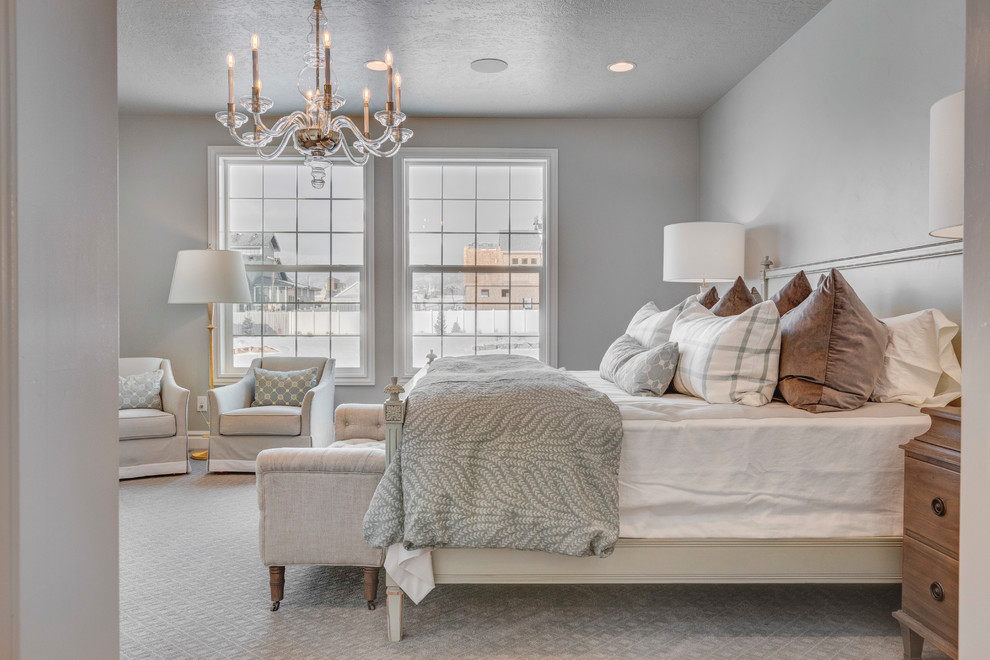 ソルトレイクシティにある広いトラディショナルスタイルのおしゃれな主寝室 (白い壁、カーペット敷き、白い床、暖炉なし、グレーとクリーム色)