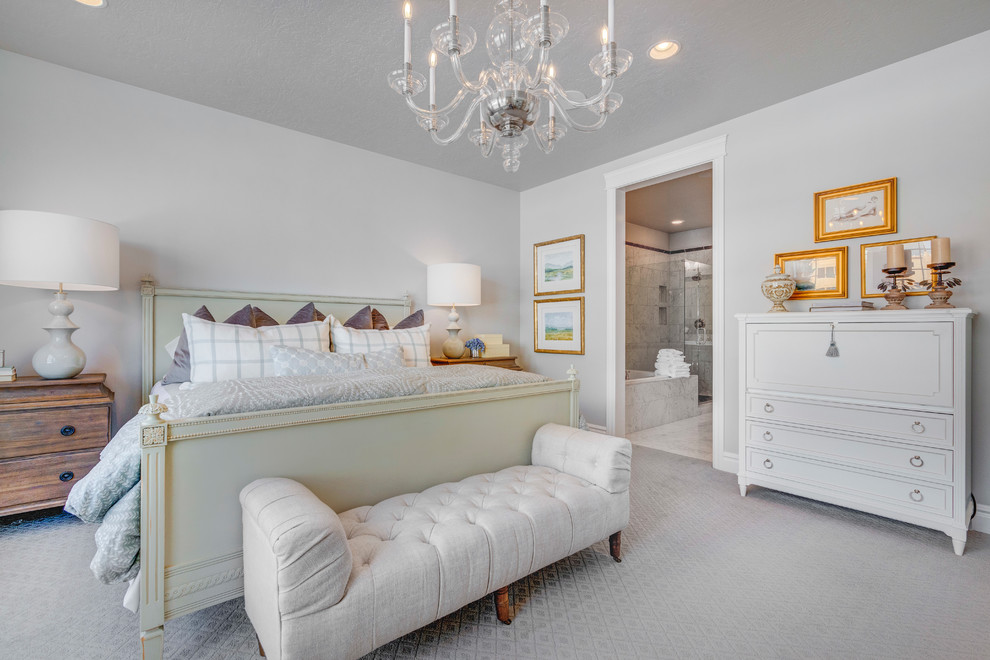 Imagen de dormitorio principal clásico grande con paredes blancas, moqueta y suelo blanco