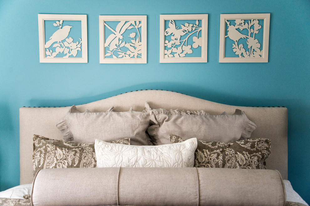 На фото: хозяйская спальня среднего размера в морском стиле с синими стенами и ковровым покрытием