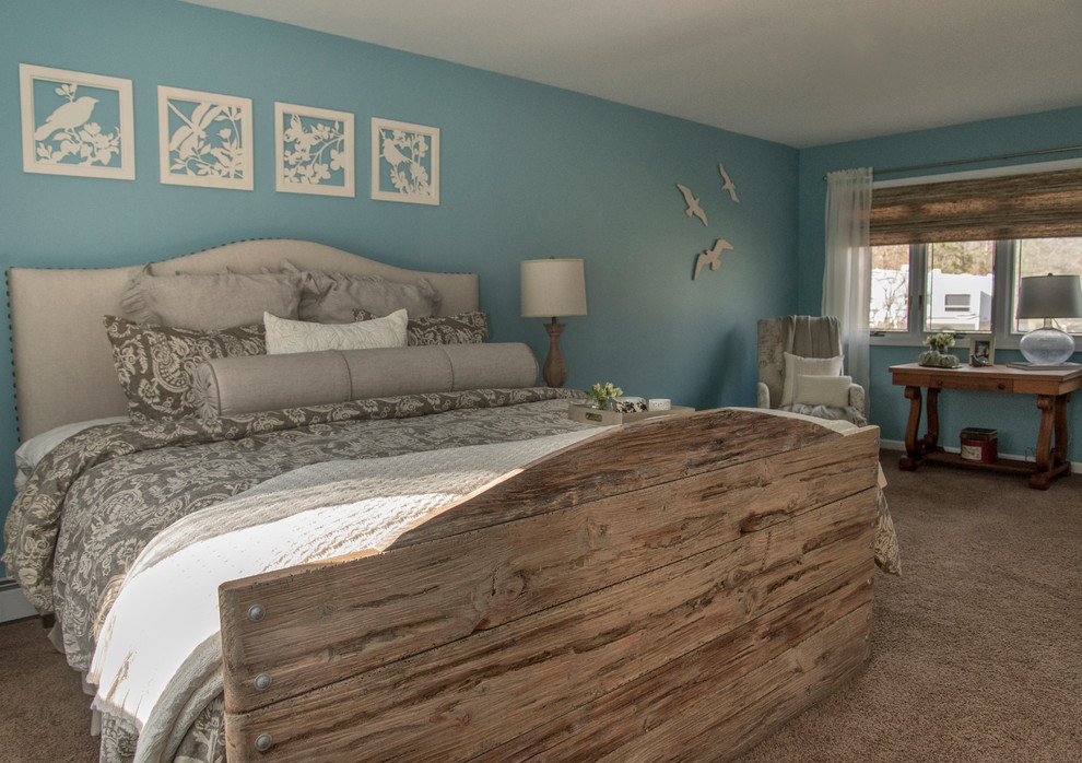 Idee per una camera matrimoniale costiera di medie dimensioni con pareti blu e moquette