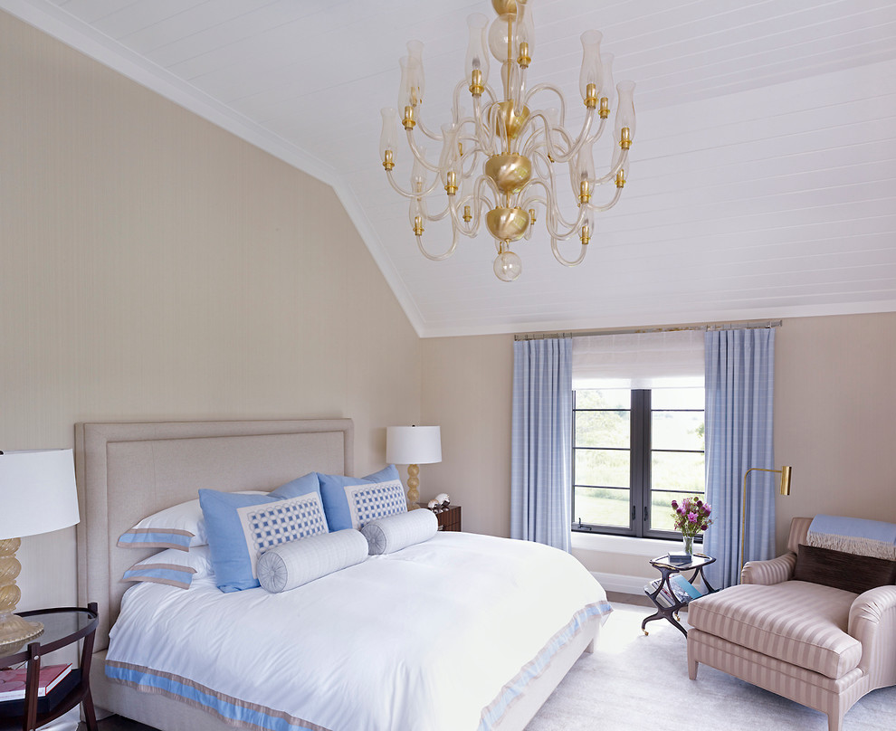 На фото: спальня в морском стиле с бежевыми стенами и синими шторами с