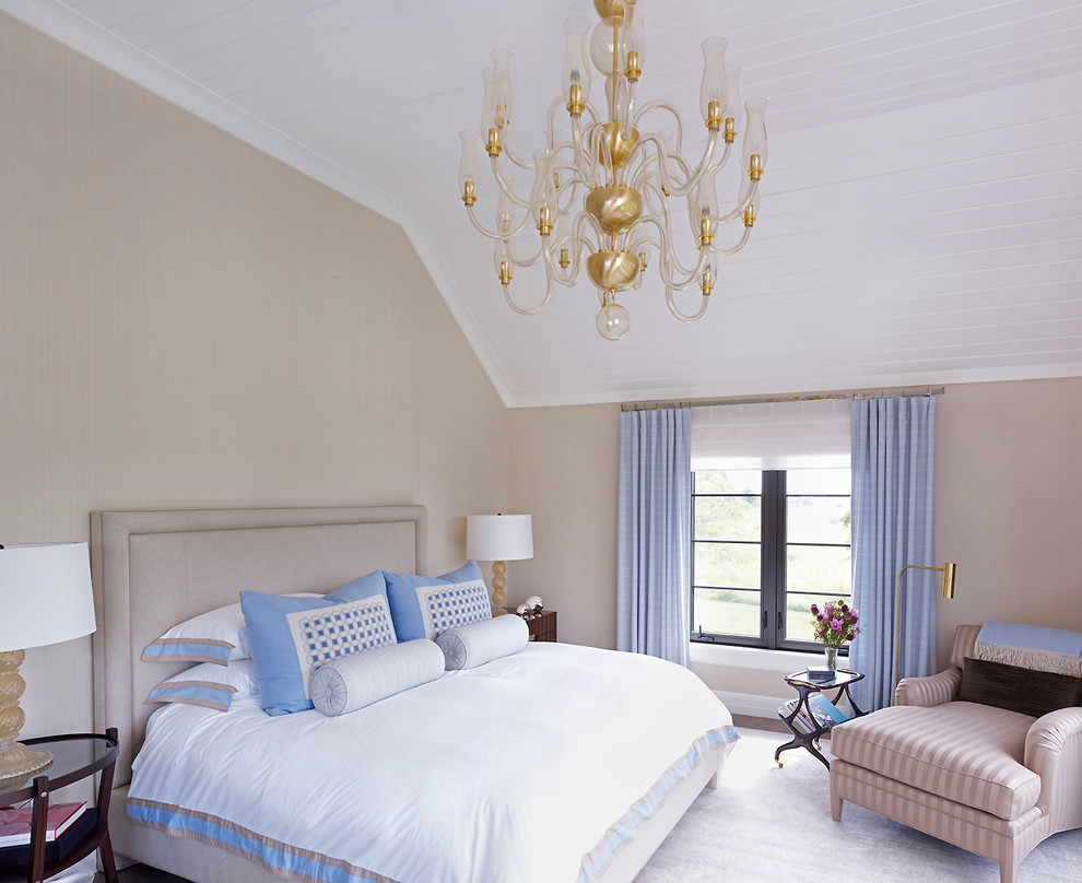 Aménagement d'une chambre bord de mer avec un mur beige.