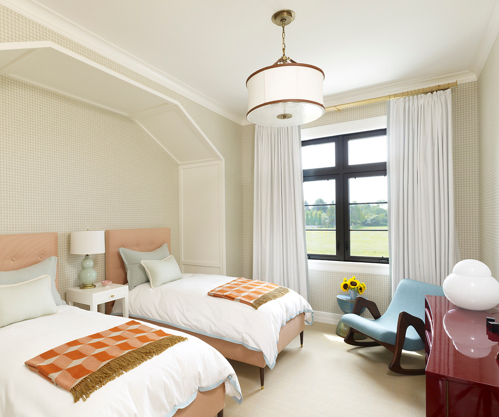 На фото: гостевая спальня (комната для гостей): освещение в современном стиле с разноцветными стенами и кроватью в нише