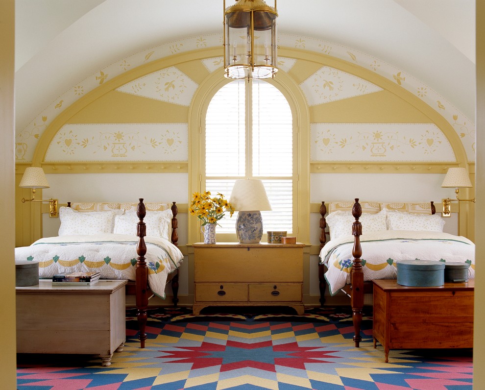 Идея дизайна: большая гостевая спальня (комната для гостей) в стиле кантри с белыми стенами