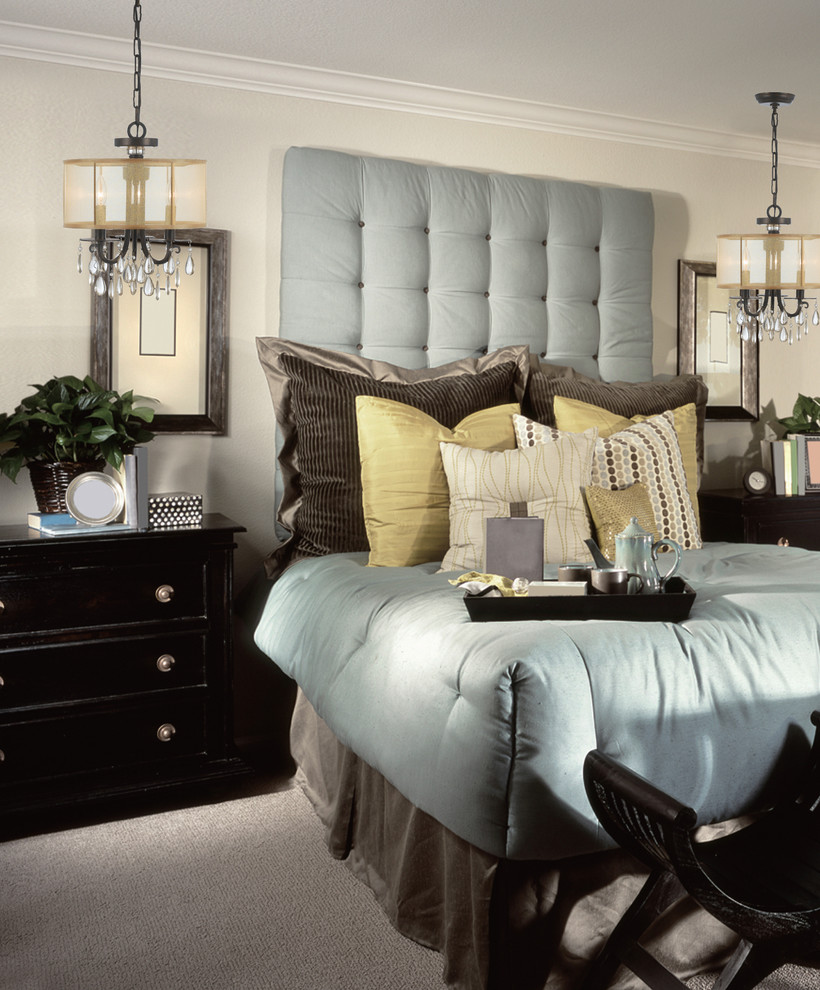 Imagen de habitación de invitados de estilo americano de tamaño medio con paredes blancas y suelo de madera clara