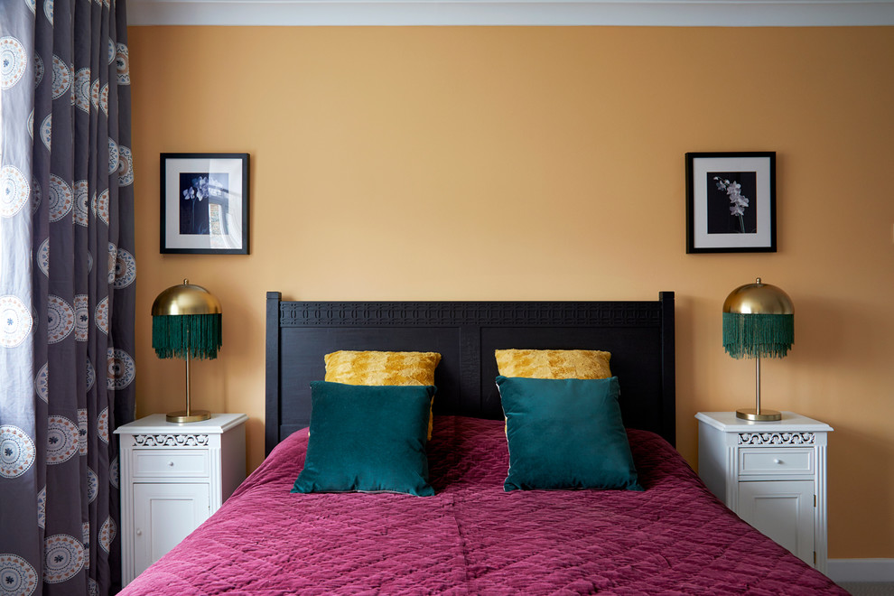 ロンドンにあるトランジショナルスタイルのおしゃれな主寝室 (オレンジの壁、カーペット敷き) のレイアウト