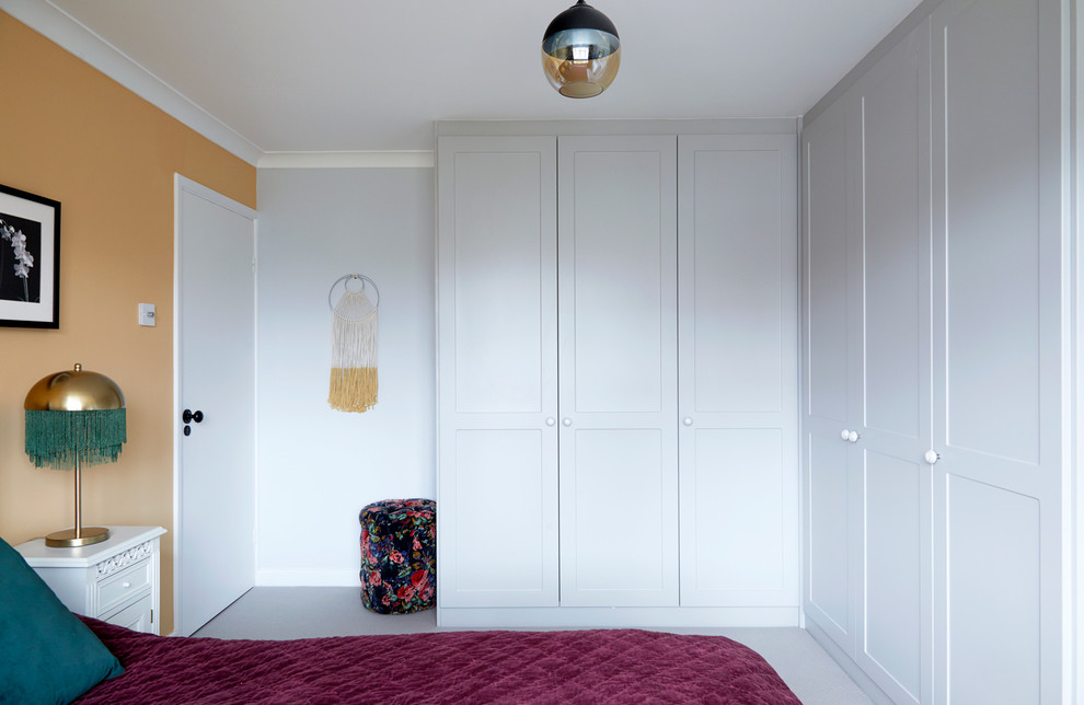 Idéer för ett klassiskt huvudsovrum, med orange väggar, heltäckningsmatta och grått golv