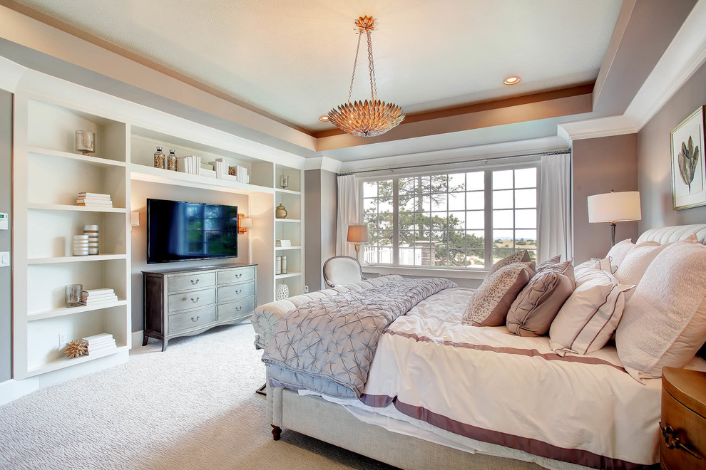На фото: спальня в стиле неоклассика (современная классика) с серыми стенами, ковровым покрытием и телевизором с