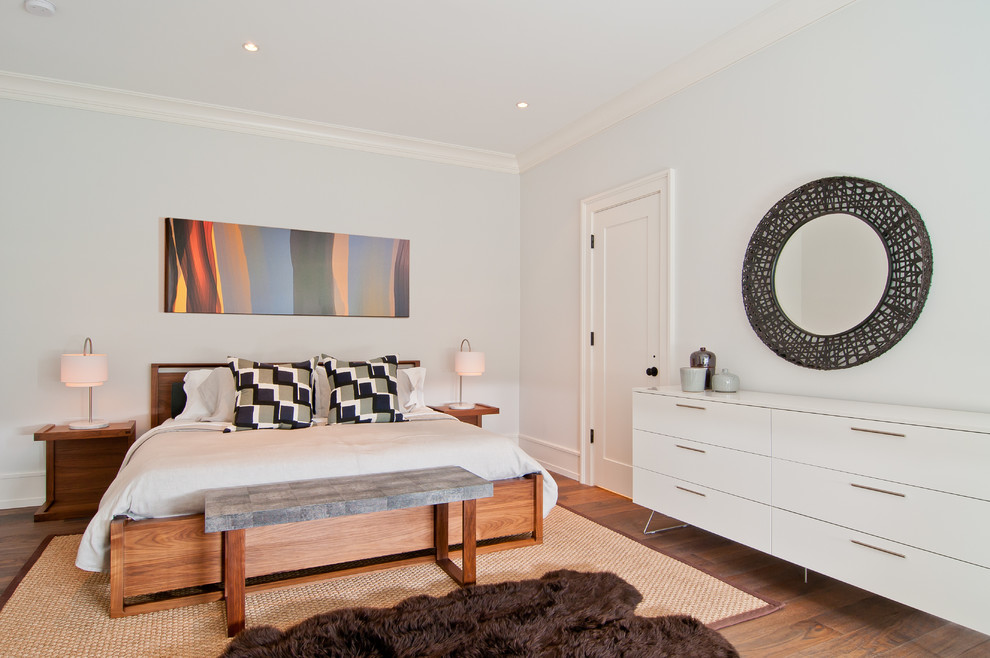 Стильный дизайн: спальня в современном стиле с белыми стенами и паркетным полом среднего тона без камина - последний тренд
