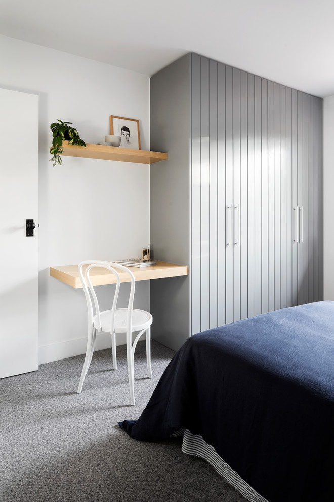 Пример оригинального дизайна: гостевая спальня среднего размера, (комната для гостей) в современном стиле с белыми стенами, ковровым покрытием и серым полом