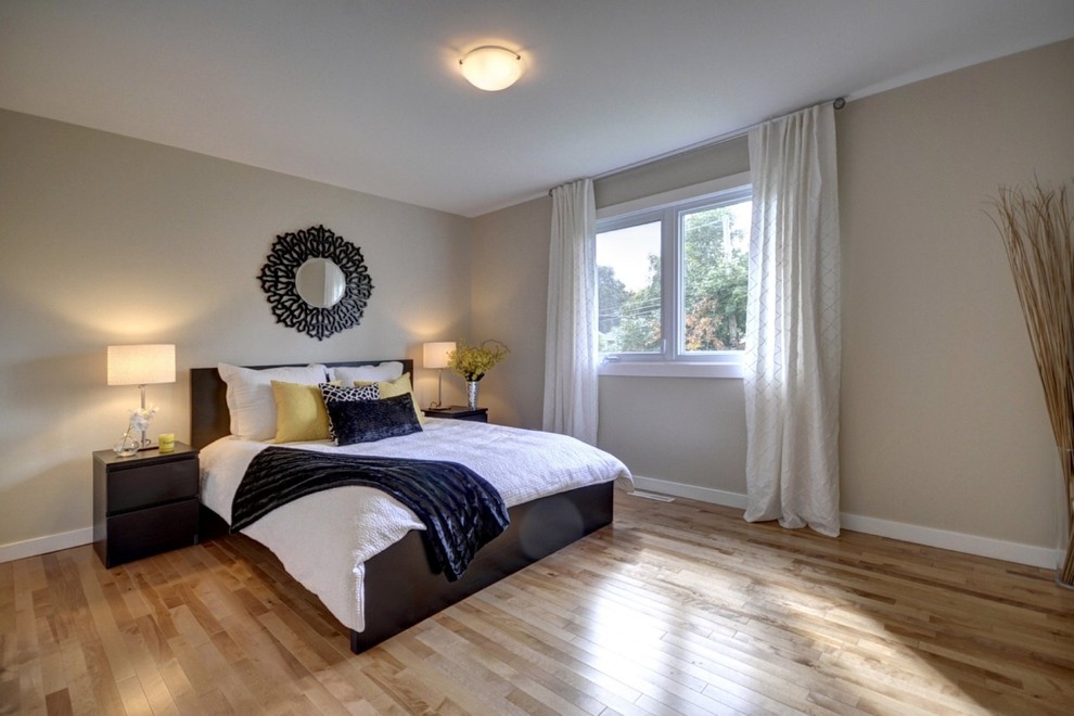 Aménagement d'une chambre parentale contemporaine de taille moyenne avec un mur beige et un sol en bois brun.