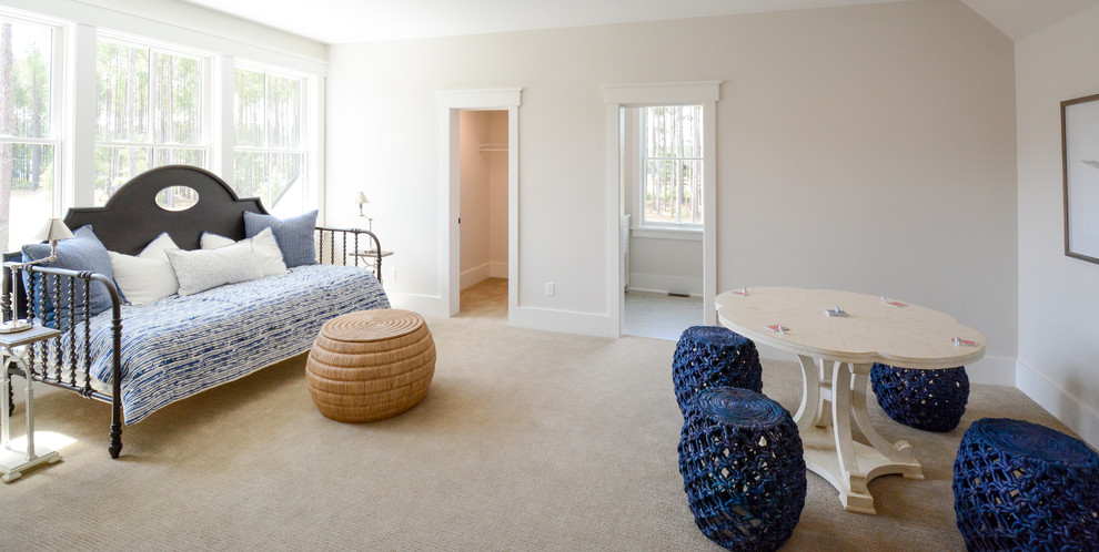 Modelo de habitación de invitados clásica renovada de tamaño medio sin chimenea con paredes beige, moqueta y suelo beige