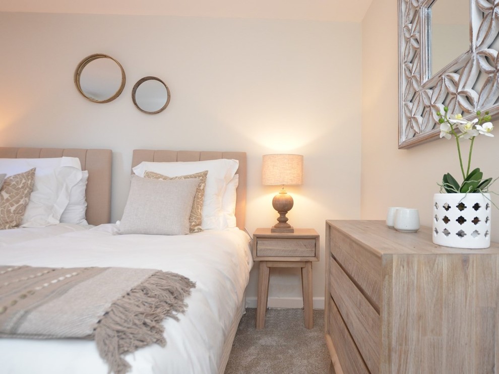 Mittelgroßes Maritimes Gästezimmer mit beiger Wandfarbe, Teppichboden und grauem Boden in Devon