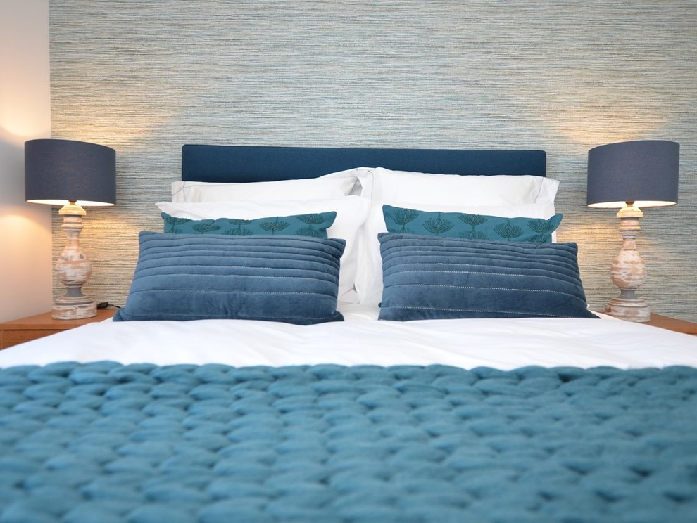 Ispirazione per una camera degli ospiti stile marinaro di medie dimensioni con pareti blu, moquette e pavimento grigio