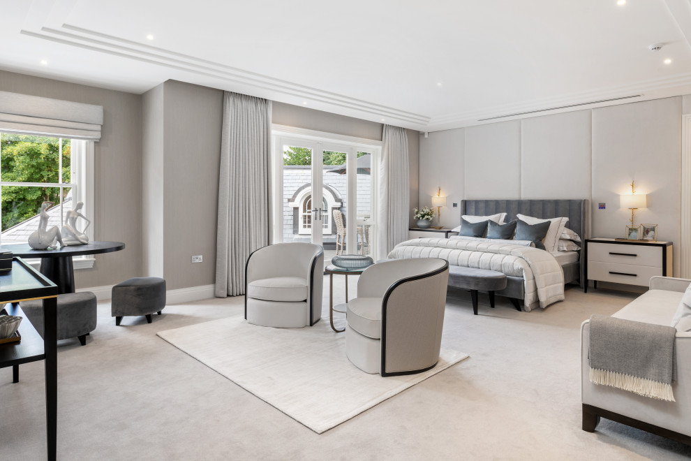 Modernes Schlafzimmer mit grauer Wandfarbe, grauem Boden und Tapetenwänden in Surrey