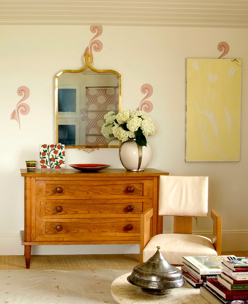 Foto de dormitorio principal bohemio de tamaño medio sin chimenea con paredes beige y moqueta