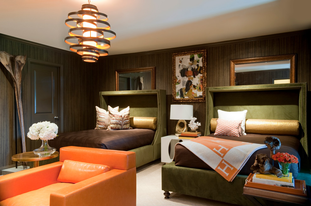Foto di una camera da letto design con pareti marroni