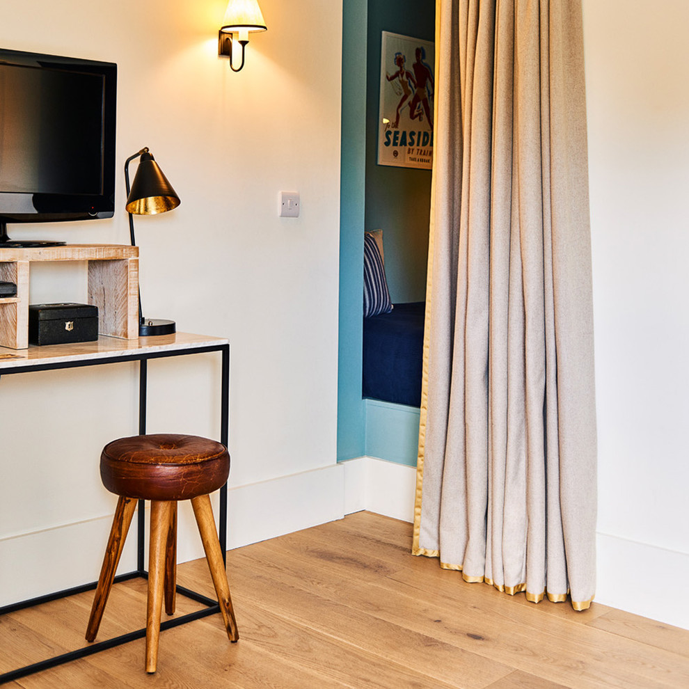Idee per una camera degli ospiti contemporanea di medie dimensioni con pareti bianche, parquet chiaro e pavimento marrone