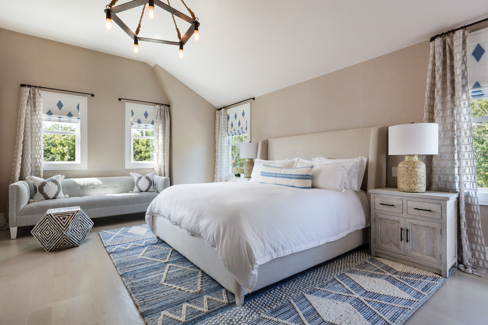 Maritimes Hauptschlafzimmer mit beiger Wandfarbe und hellem Holzboden in New York