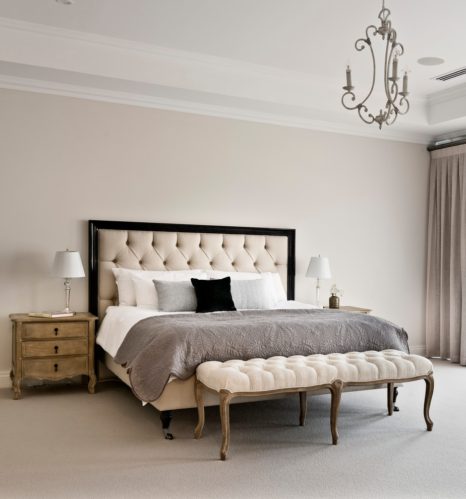 Klassisches Hauptschlafzimmer mit beiger Wandfarbe, Teppichboden und beigem Boden in Perth