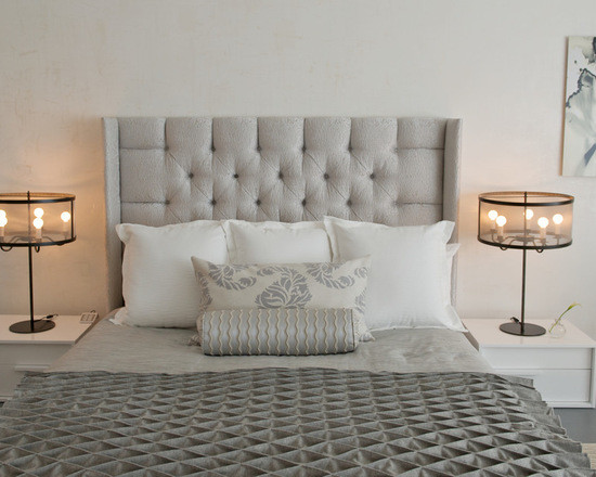Пример оригинального дизайна: хозяйская спальня среднего размера в современном стиле с белыми стенами и мраморным полом