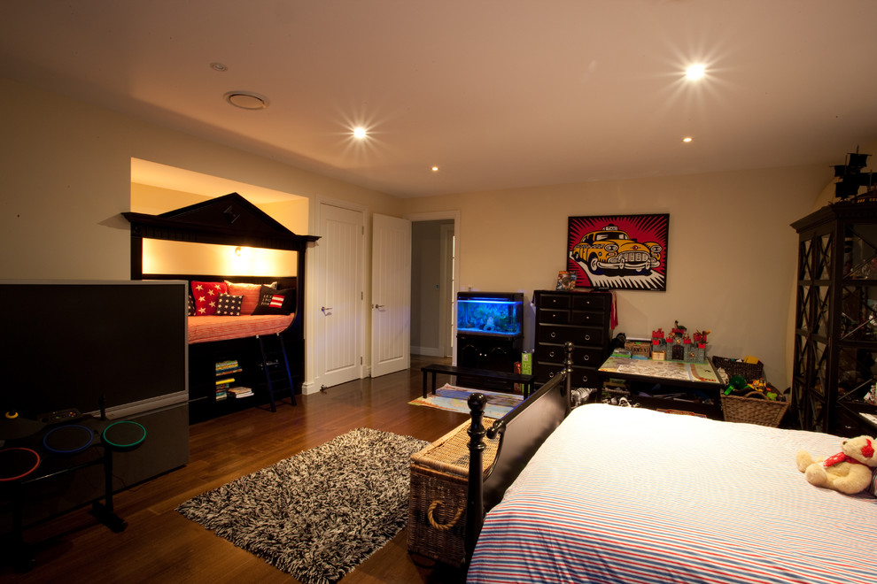 Стильный дизайн: спальня среднего размера в классическом стиле с бежевыми стенами и темным паркетным полом - последний тренд