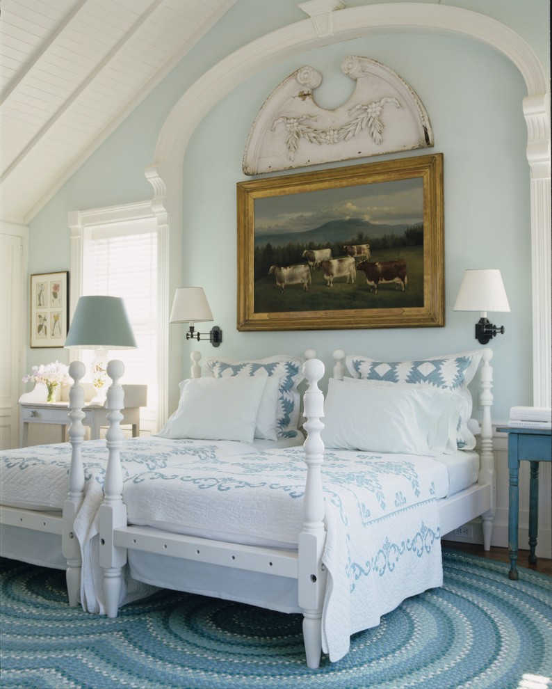 Diseño de dormitorio marinero con paredes azules y suelo de madera oscura
