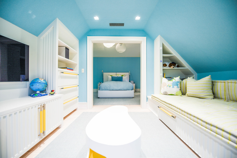 ニューヨークにある広いモダンスタイルのおしゃれな主寝室 (青い壁、カーペット敷き、暖炉なし、白い床)