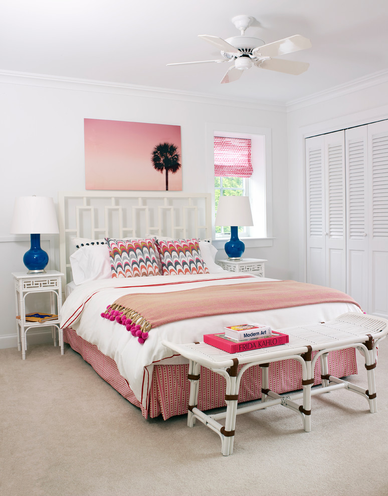 На фото: гостевая спальня (комната для гостей) в морском стиле с белыми стенами, ковровым покрытием и бежевым полом с