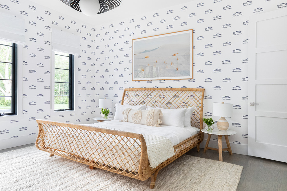 ニューヨークにある中くらいなビーチスタイルのおしゃれな客用寝室 (白い壁、濃色無垢フローリング、グレーの床) のレイアウト
