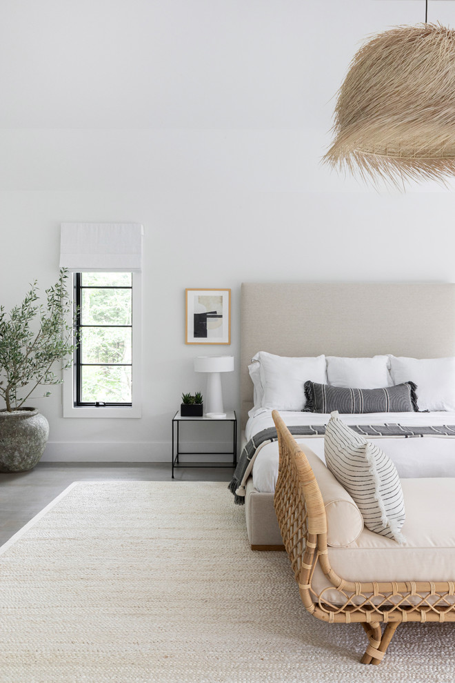 ニューヨークにある広いビーチスタイルのおしゃれな主寝室 (白い壁、濃色無垢フローリング、グレーの床) のレイアウト