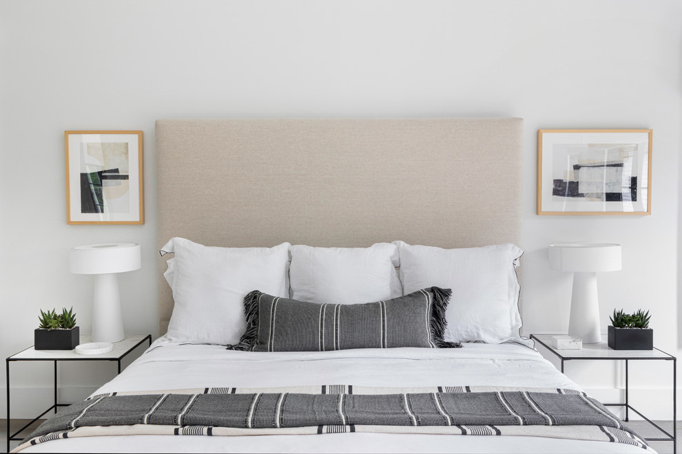 ニューヨークにある広いビーチスタイルのおしゃれな主寝室 (白い壁、濃色無垢フローリング、グレーの床) のインテリア
