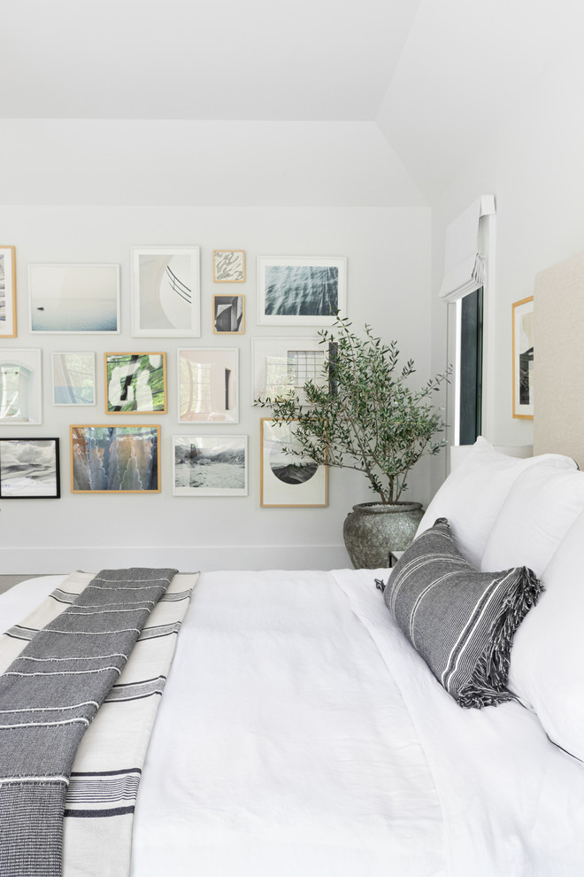 ニューヨークにある広いビーチスタイルのおしゃれな主寝室 (白い壁、濃色無垢フローリング、グレーの床) のレイアウト