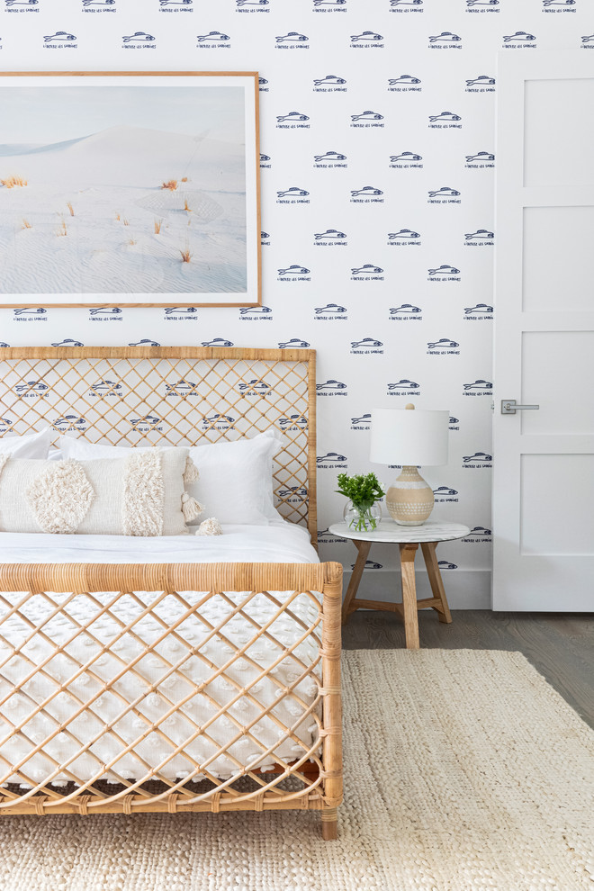 На фото: гостевая спальня среднего размера, (комната для гостей) в морском стиле с белыми стенами, темным паркетным полом и серым полом с