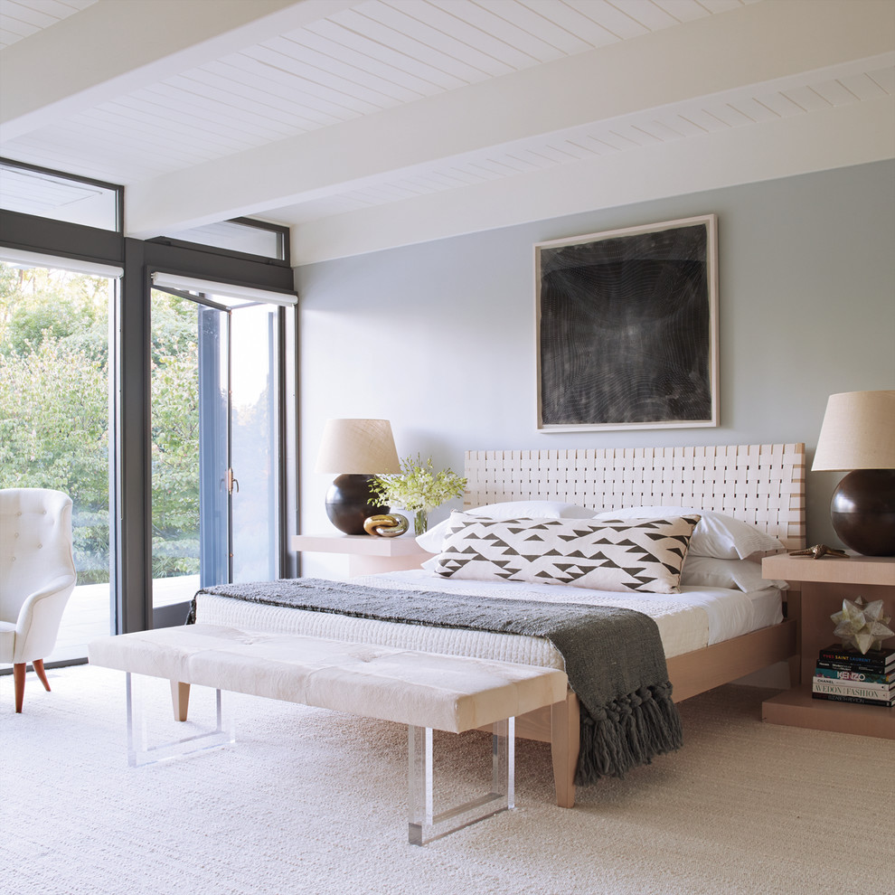 Idée de décoration pour une chambre avec moquette design avec un mur gris.